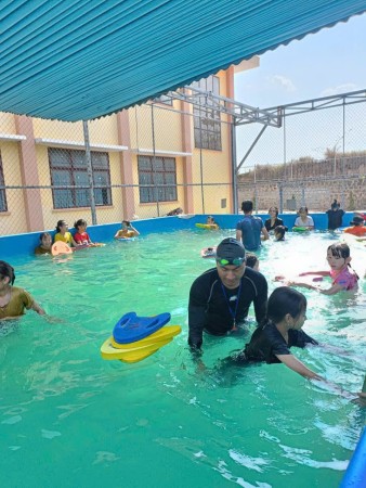 Trường tiểu học Hai Bà Trưng khai giảng lớp dạy bơi đợt 1 cho học sinh năm học 2024 - 2025 góp phần phòng, chống đuối nước ở trẻ em.