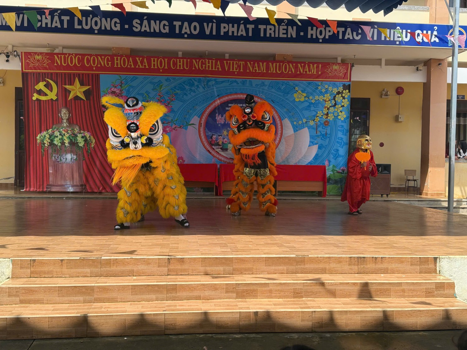 TƯNG BỪNG LỄ HỘI TRĂNG RẰM TẠI TRƯỜNG TIỂU HỌC HAI BÀ TRƯNG