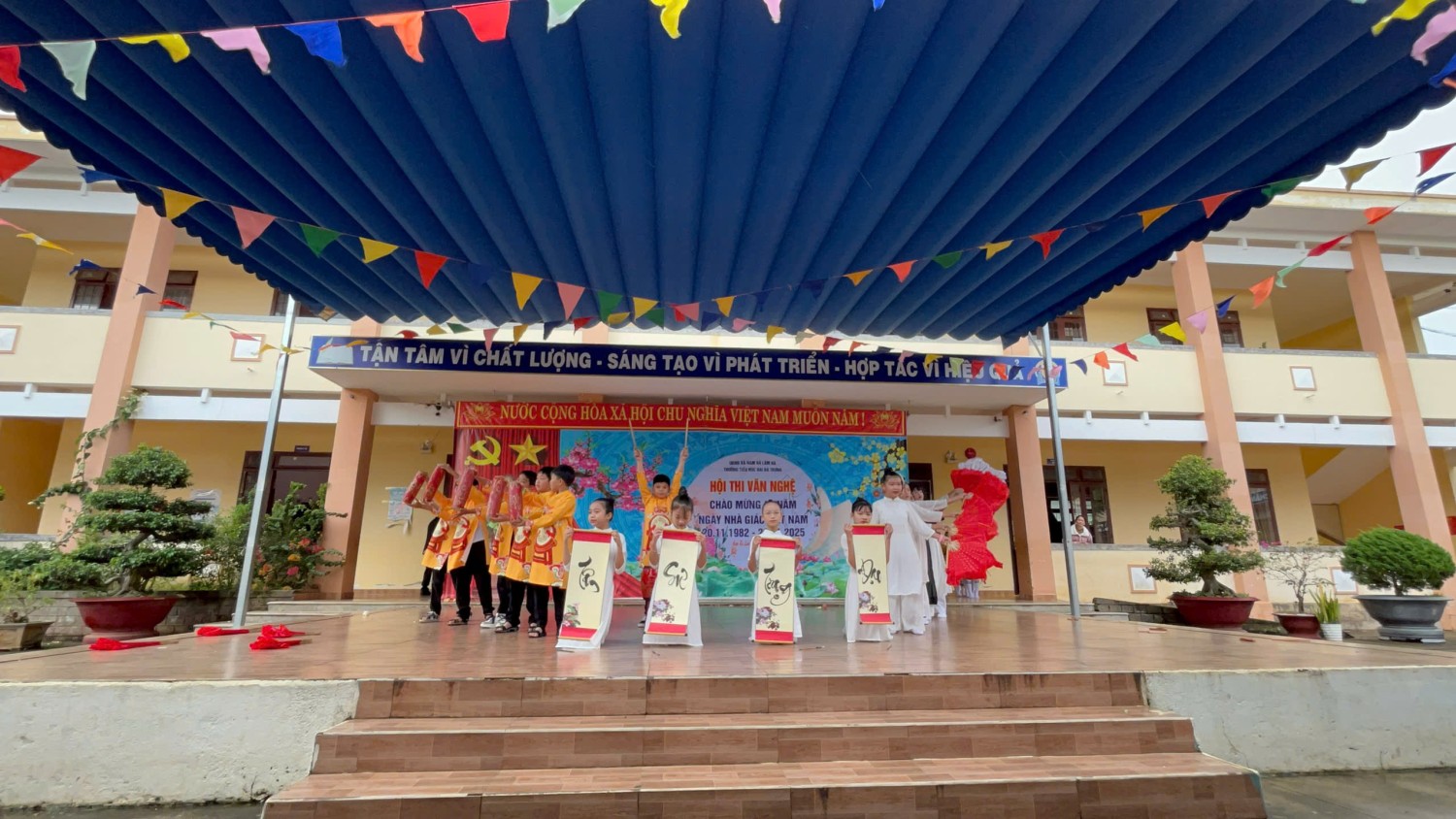 Sáng 20/11, trong không khí hân hoan của cả nước hướng về ngành giáo dục, Trường Tiểu học Hai Bà Trưng Xã Nam Hà Lâm Hà đã long trọng tổ chức “Hội diễn văn nghệ” nhân kỷ niệm 43 năm Ngày Nhà giáo Việt Nam (20/11/1982 - 20�
