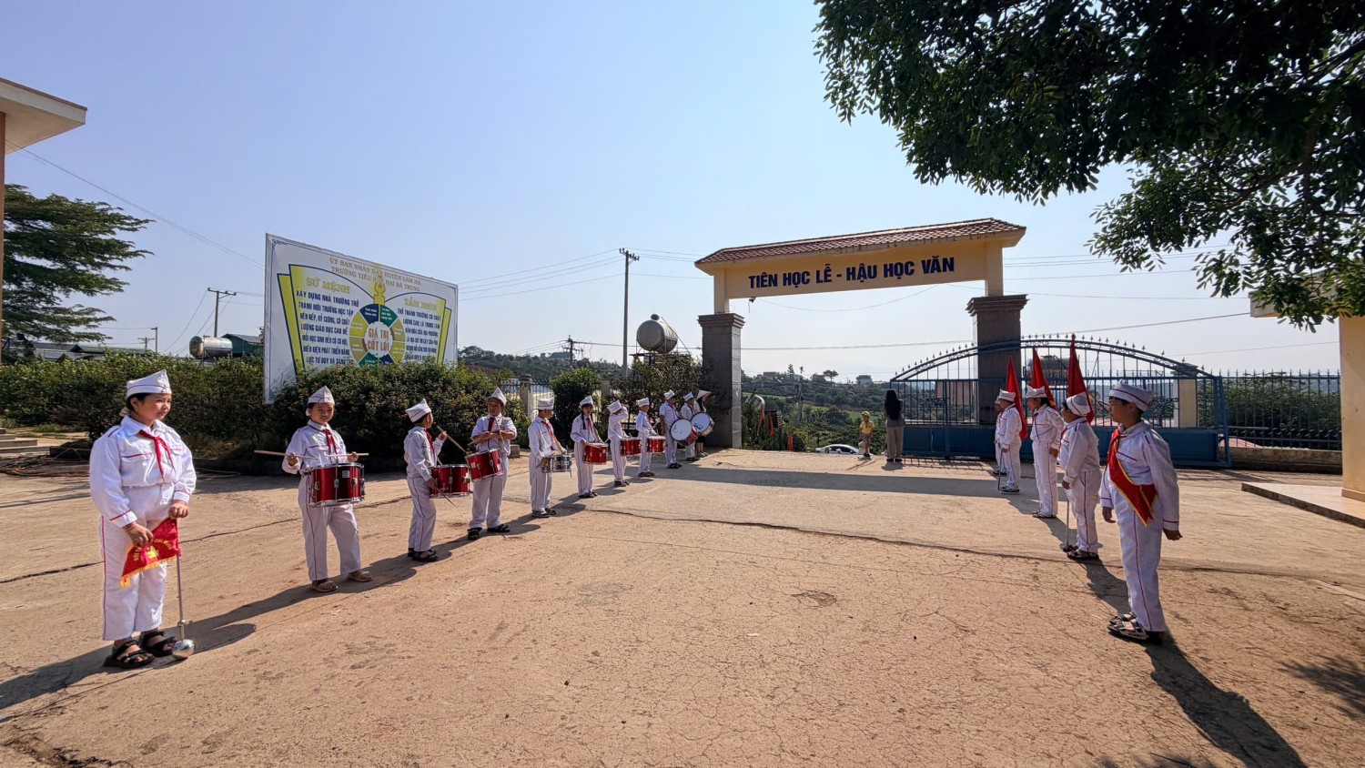 HỌC SINH MẦM NON NAM HÀ THAM QUAN, LÀM QUEN TẠI TRƯỜNG TIỂU HỌC HAI BÀ TRƯNG
